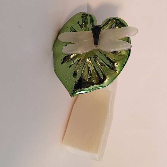 BEAUTIFUL BATH AND BODY WORKS Dragon Fly on Lily pad wallflower plug in - Picture 1 of 4